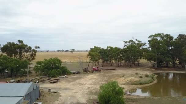 Farm Junk Garage Deserted Abandoned Land Drone Vertical Shot — Vídeos de Stock