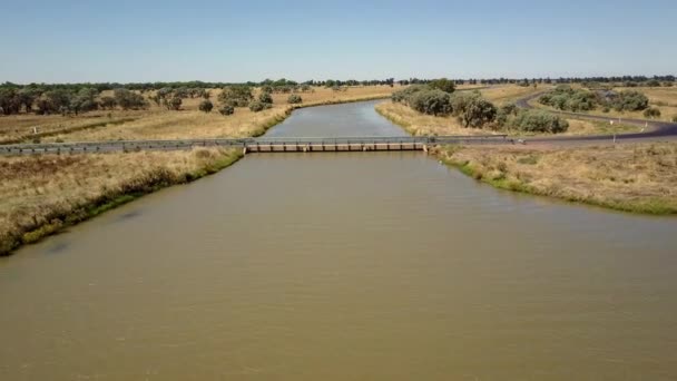 Aerial View Bridge Wide Murky River Camera Flies — Vídeo de Stock