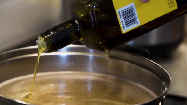 Drizzling Olive Oil Pot Spaghetti Slow Motion — Vídeo de Stock