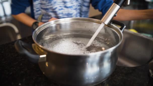 Filling Large Pot Water Slow Motion — Vídeo de Stock