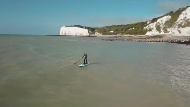 Drone Circles Young Man Stand Paddle Boarding Sea White Cliffs — Vídeo de Stock