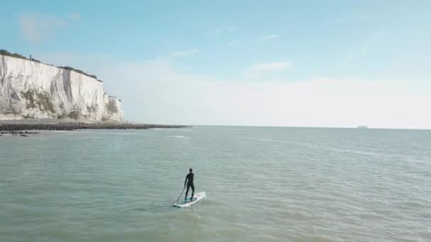 Flyover Young Man Stand Paddle Boarding Sea White Cliffs Dover — Video Stock