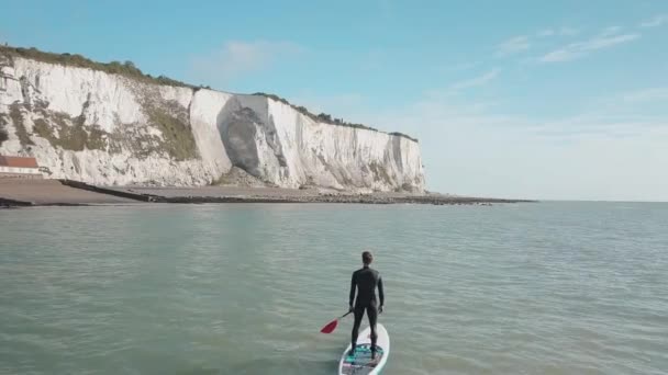 Young Man Standing Paddleboard Looking Out Sea White Cliffs Dover — Stock video