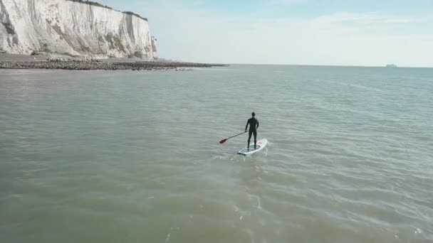 Flyover Young Man Stand Paddle Boarding Sea White Cliffs Dover — Stockvideo