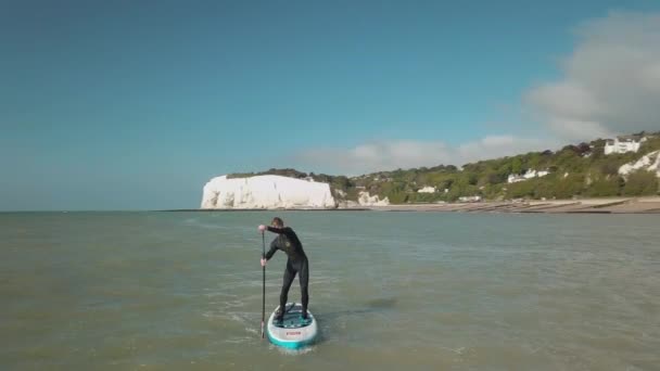 Flyover Young Man Stand Paddle Boarding Sea White Cliffs Dover — Αρχείο Βίντεο