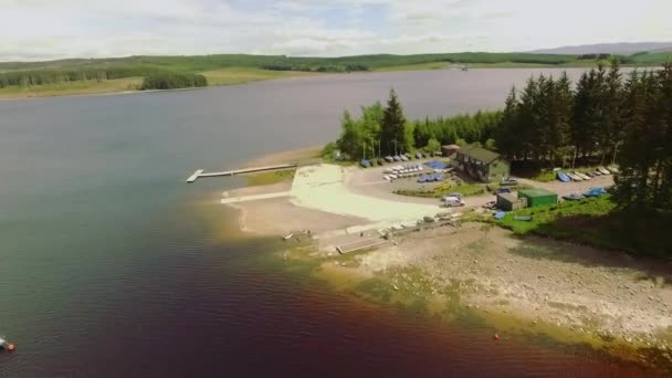 Flyover View Lake Boathouse Boats Moored Side Lake — Stock video