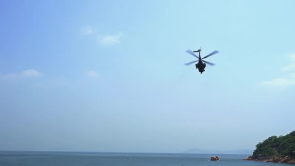 Medical Service Rescue Helicopter Takes Island Flies Away Ocean Clear — Vídeo de stock
