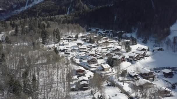 Drone Shot Descending Snowy Ski Village Car Travelling Windy Road — Vídeo de Stock