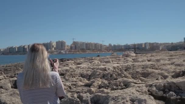 Tourist Taking Picture Buildings Tower Road Malta — ストック動画