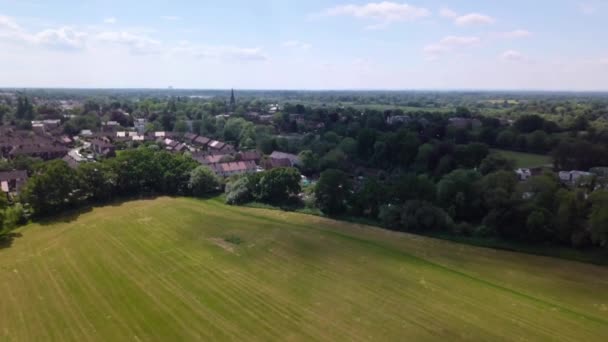 Drone Flying Urban Landscape Alderley Edge Cheshire Showing Suburban Greenbelt — Vídeos de Stock