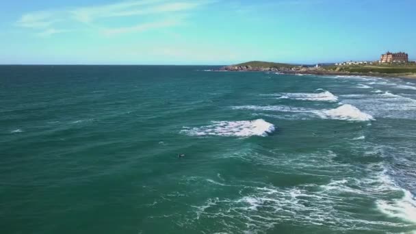 Aerial Side Shot Surfers Waiting Wave Fistral Beach Newquay Cornwall — Stock video