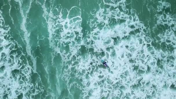 Surfer Catching Wave Birds Eye View Shot — Vídeo de Stock