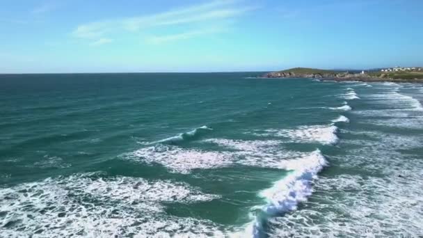 Aerial Side Shot Surfer Catching Wave Fistral Beach Newquay Cornwall — 图库视频影像