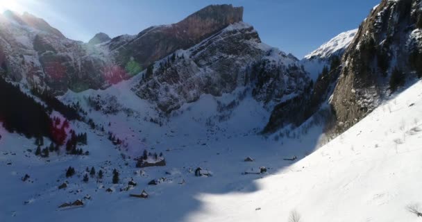 Aerial Shot Majestic Mountain Range Sunny Winter Day Wood Houses — Stockvideo