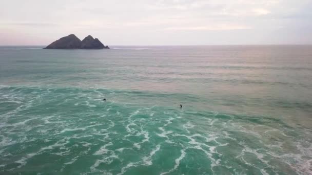 Surfers Waiting Catch Wave Calm Period Sea Movement Drone Shot — Vídeo de stock