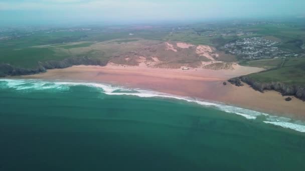 Misty Empty Beach Next Nearby Village Drone Shot Cornwall — стоковое видео