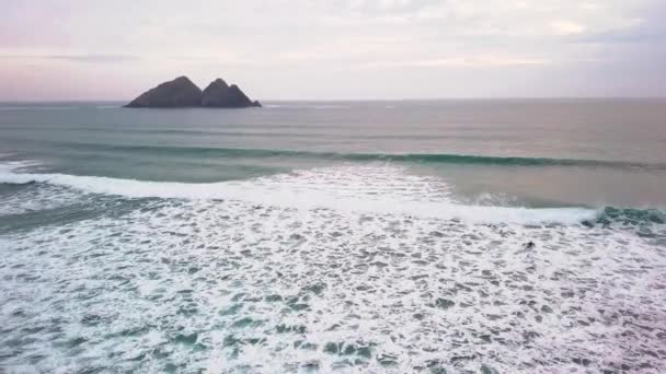 Surfers Duck Diving Way Out Sea Crashing Waves Holywell Bay — Stockvideo