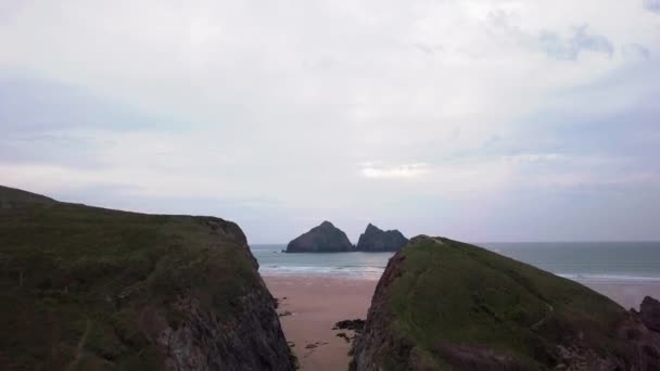 Revealing Shot Distant Rocky Island Carters Rocks Holywell Bay Cornwall — Stockvideo