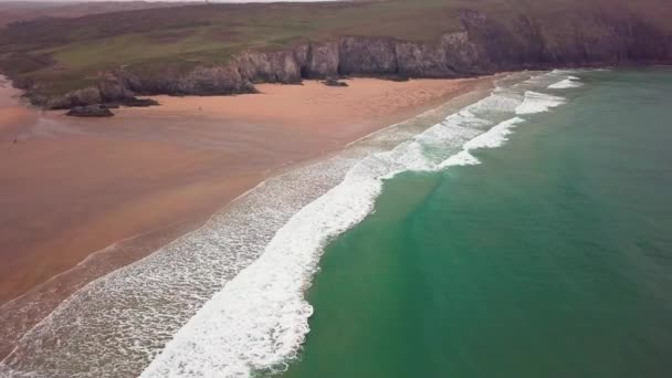 Flyover Wide Drone Shot Waves Lapping Empty Sandy Beach Newquay — Stock video