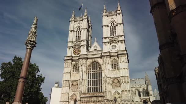 Westminster Abbey Facade Showing Building Detail Sunny Day Blue Sky — Stock videók