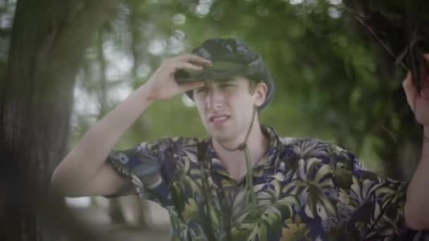 Young White Man Explores Tropical Jungle Wearing Tilly Hat Hawaiian — ストック動画