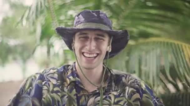 Portrait Young Man Tropical Jungle Wearing Tropical Explorer Outfit Steve — ストック動画