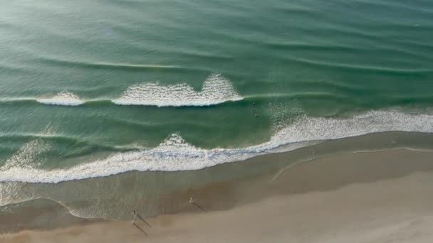 Beautiful Beach Aerial Bird Eye View Ocean Waves Crashing Beach — Video