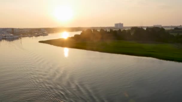 View Small Beach Town Sunrise Water Way Revealing Boats Green — Vídeo de Stock
