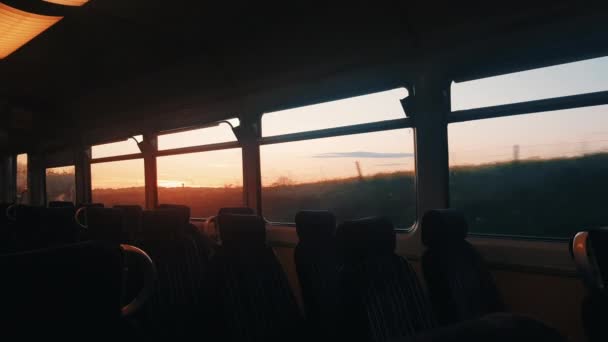 Εσωτερικό Πλάνο Του Άδειου Τρένου Ηλιοβασίλεμα Στην Αγγλική Ύπαιθρο Του — Αρχείο Βίντεο