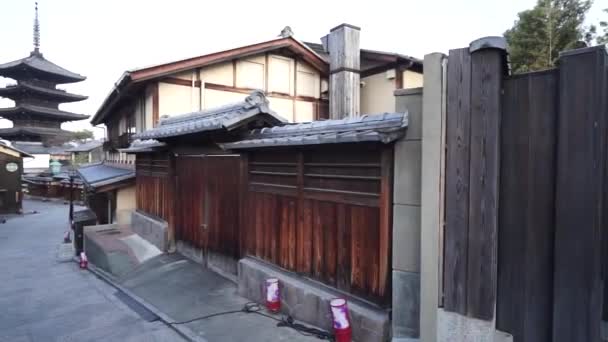Panning Left Empty Traditional Japanese Street Kyoto Wooden Houses Shops — Vídeos de Stock