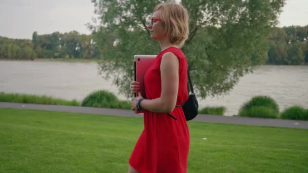 Beautiful Blonde Business Woman Laptop Walking Bench City Park Clip — Wideo stockowe