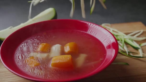Putting Fresh Zucchini Noodles Hot Paleo Chicken Broth Soup Clip — Αρχείο Βίντεο