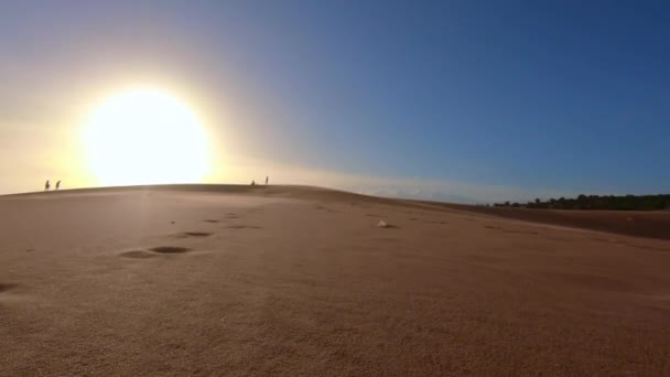 Close Ground Shot Sand Being Kicked Sand Dunes Man Walking — 图库视频影像