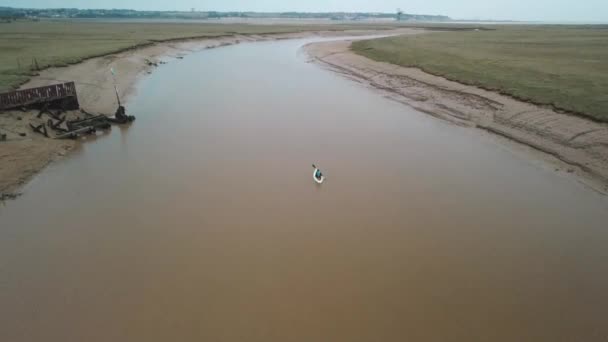Man Kayaking Meandering River Drone Follows Pans Reveal Beautiful Landscape — Stok video