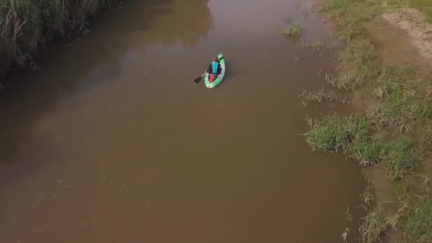 Man Kayaking Meandering River Drone Follows Pans Reveal Beautiful Landscape — Vídeo de Stock