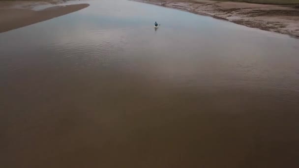 Man Kayaking Meandering River Drone Pans Reveal Kayaker Beautiful Landscape — стоковое видео