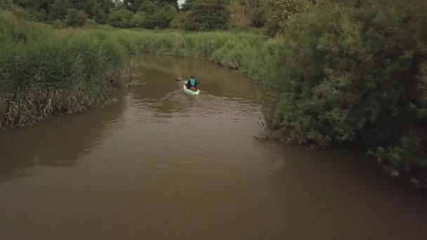 Man Kayaking Meandering River Reeds Bushs Trees Either Bank Drone — ストック動画