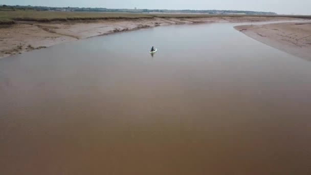 Man Kayaking Meandering River Drone Pans Reveal Beautiful Landscape Background — Stockvideo