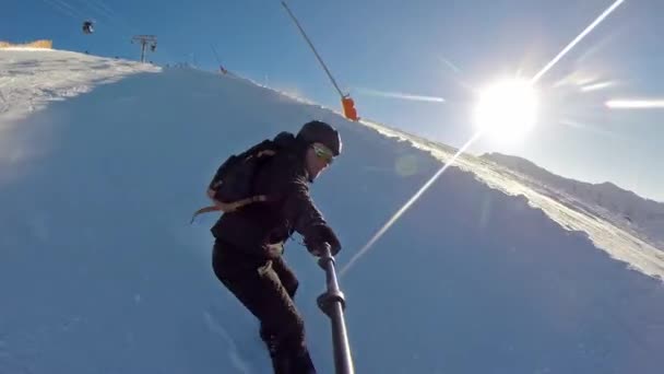 Front View Snowboarder Going High Speed Selfie Stick Nearly Falling — Stok video