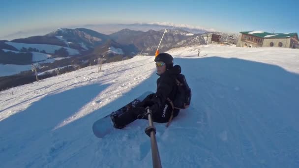 Snowboarder Sitting Enjoying View Tatra Mountain Slovakia — Vídeos de Stock