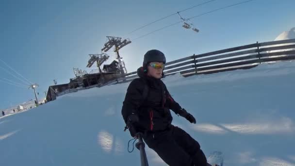 Front View Snowboarder Going Mountain Selfie Stick Nearly Falling Jasna — Stok video