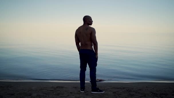 Attractive Shirtless Man Looking Beautiful Lake Sunset — Vídeo de stock