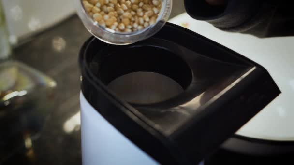 Pouring Popcorn Kernels Popcorn Machine — Vídeos de Stock