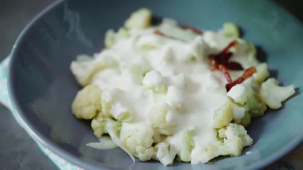 Seasoning Cooked Cauliflower Gray Bowl Fried Bacon Bryndza Cheese — Stockvideo