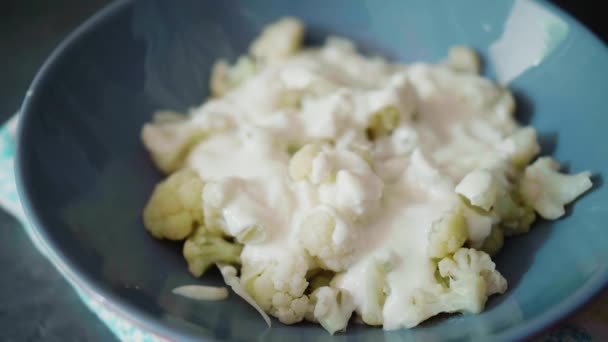Pouring Creamy Cheese Cooked Cauliflower Gray Plate Dark Background Unconventional — Vídeo de stock