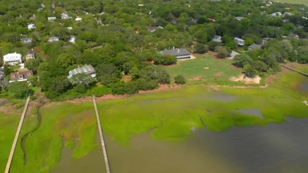 Coastal Waterfront Park Building Drone Footage — Vídeos de Stock