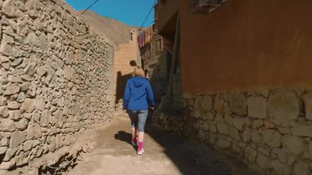 Blonde Tourist Girl Exploring Moroccan Architecture Imlil Mountain Valley — kuvapankkivideo