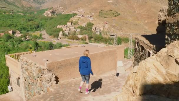 Blonde Tourist Girl Exploring Moroccan Rural Houses Imlil High Atlas — Stock videók