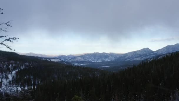 Aerial Forward Shot Snowy Mountains Overlooking Horizon — Stock video