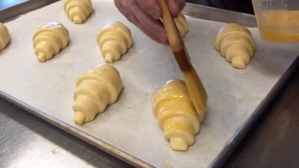 Baker Malowanie Jaj Umyć Rogaliki Które Będą Pieczone Kawiarni — Wideo stockowe